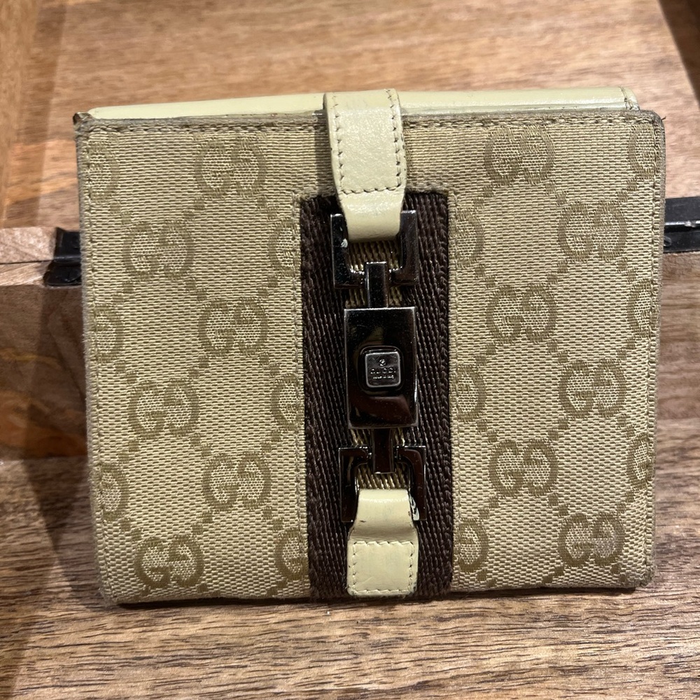 054741147 Authentic Gucci leather wallet